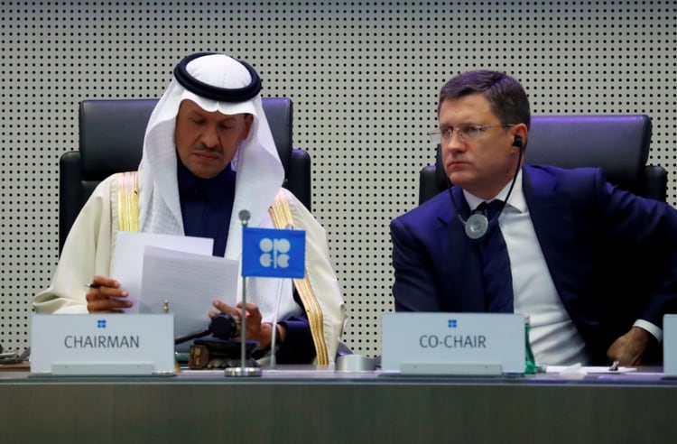 El ministro de Energía de Arabia Saudita, Abdulaziz bin Salman Al-Saud, y su par ruso Alexander Novak (REUTERS/Leonhard Foeger)