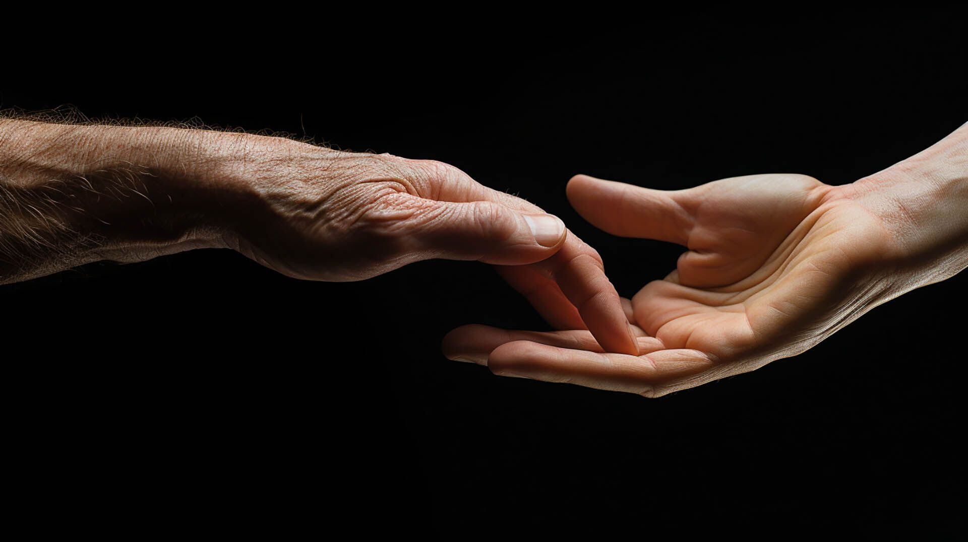 Una mano arrugada y envejecida tocando suavemente el dedo de una mano joven y tersa, representando la unión de generaciones y la esperanza de la ciencia en prolongar la vida.