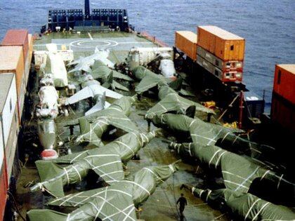 Cubiertos por fundas y embalados, así viajaron los aviones de guerra. A los helicopteros se les extrajeron los rotores.