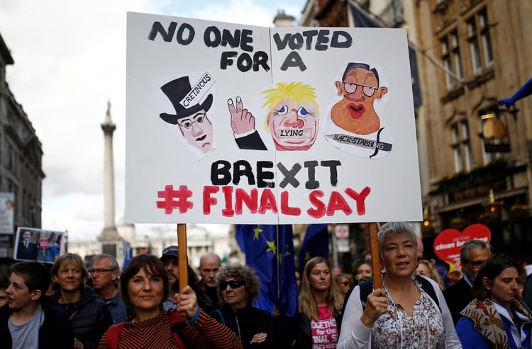 La marcha por un voto popular, convocada por People’s Vote, prevé reunir a un millón de personas que se dirigen a Westminster, sede del Parlamento (REUTERS/Henry Nicholls)