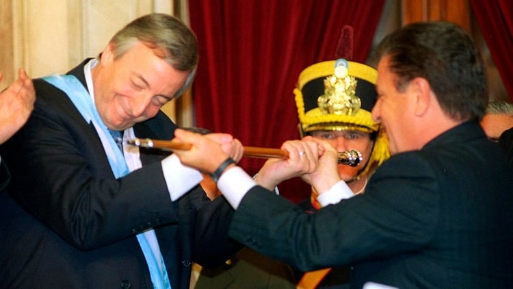 Eduardo Duhalde, en el momento de la entrega del bastón presidencial a Néstor Kirchner (NA)