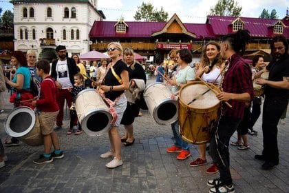 Maxi junto a su bombo legüero en los festivales musicales de Moscú