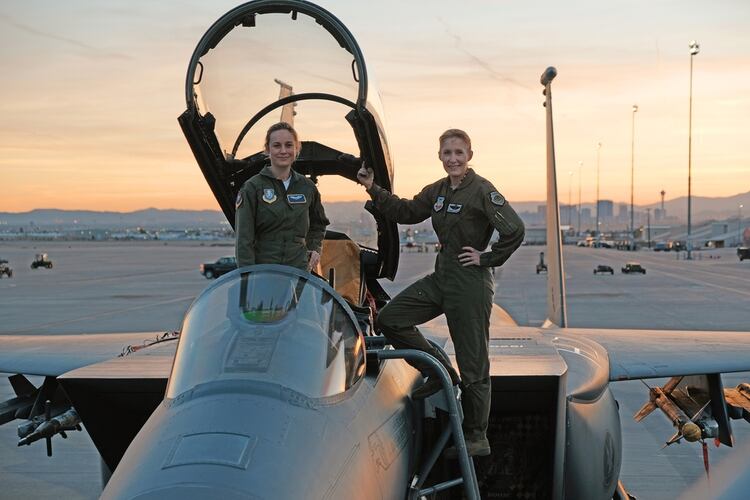Brie Larson convivio con la general de brigada Jeannie Leavitt para aprender sobre aviación militar.