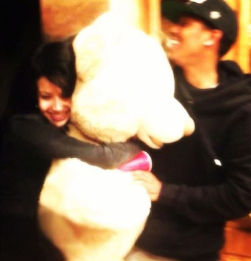 Un claro ejemplo de esto fue en 2013 cuando Kar subió una fotografía de ella sosteniendo un oso de peluche gigante con un hombre que se cree podría ser Scott. (Foto: especial)