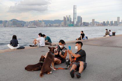 Jóvenes descansas en Hong Kong. REUTERS/Tyrone Siu               