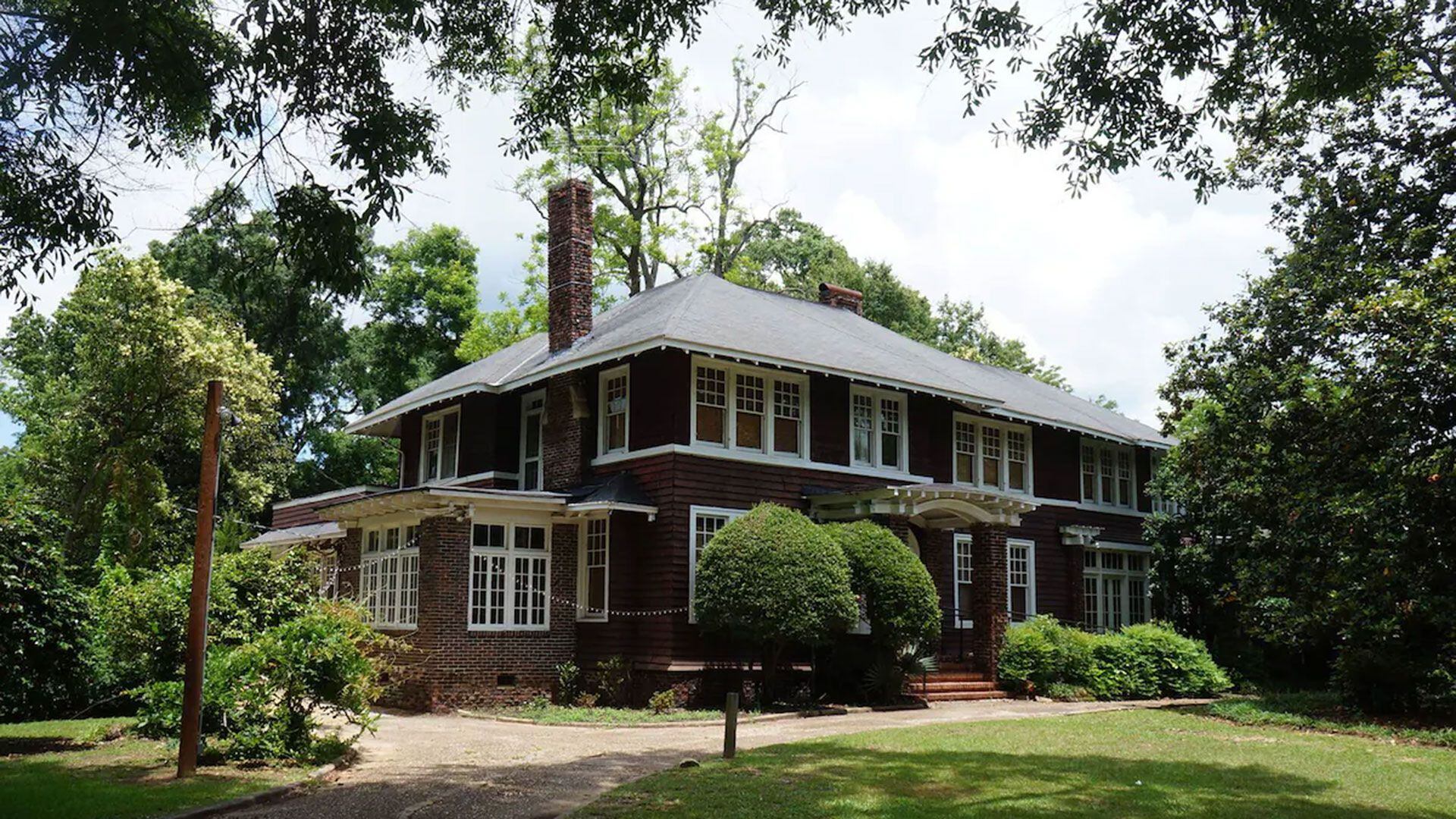 Esta enorme casa fue construida originalmente entre 1905 y 1910 como un hogar para una sola familia en Montgomery, Alabama. (The Scott & Zelda Fitzgerald Museum)