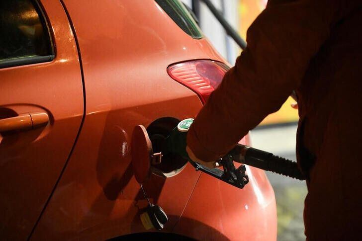 Las empresas aseguran que existe un desfasaje en el precio de los combustibles (Reuters)