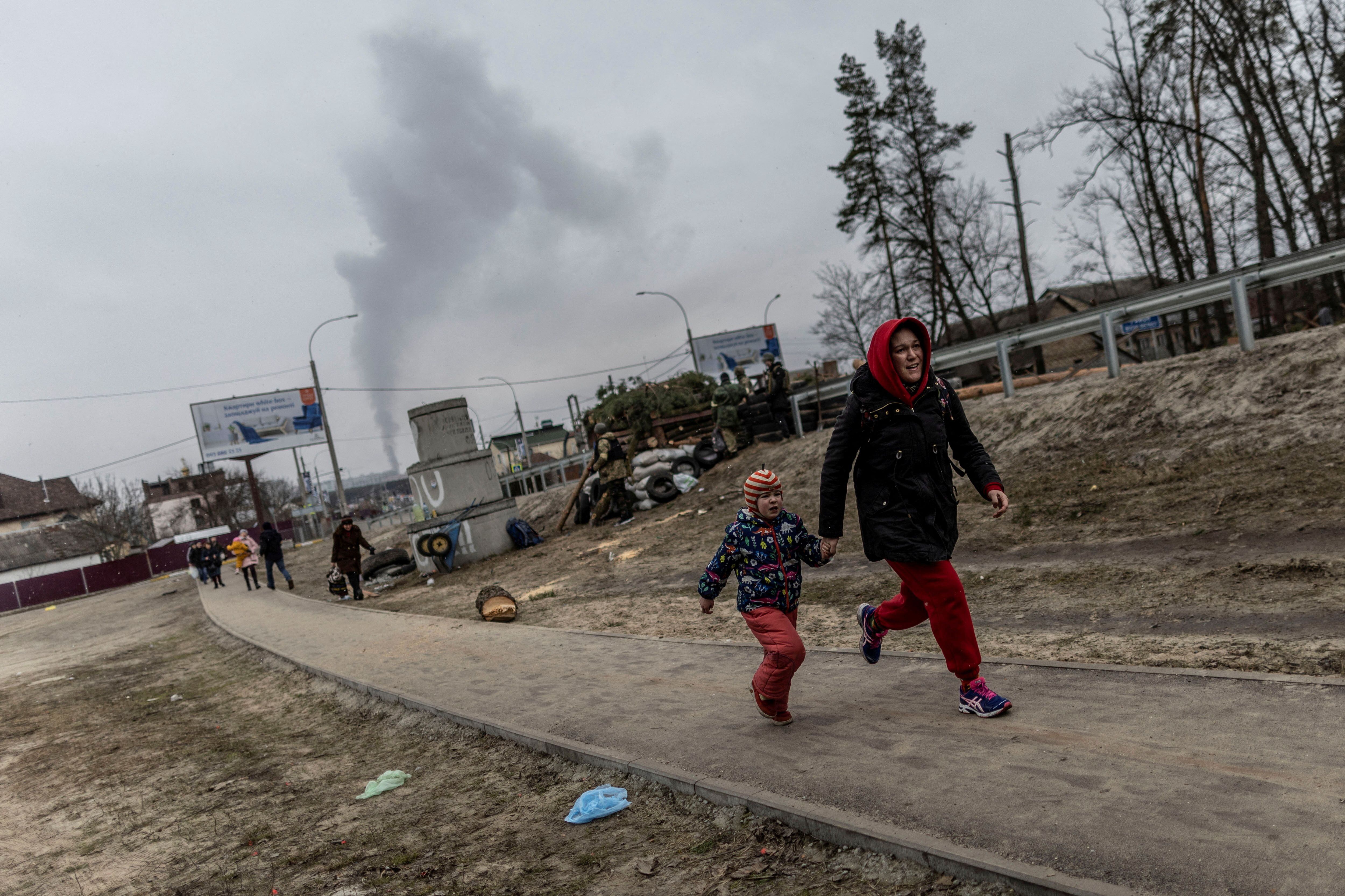 Ucranianos huyen en Kiev tras un ataque ruso en marzo de este año (Reuters)
