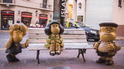 Susanita, Mafalda y Manolito, en la esquina de Defensa y Chile (Shutterstock)