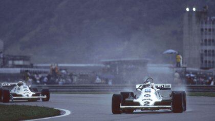 Reutemann liderando bajo la lluvia delante de Jones (Prensa Williams).