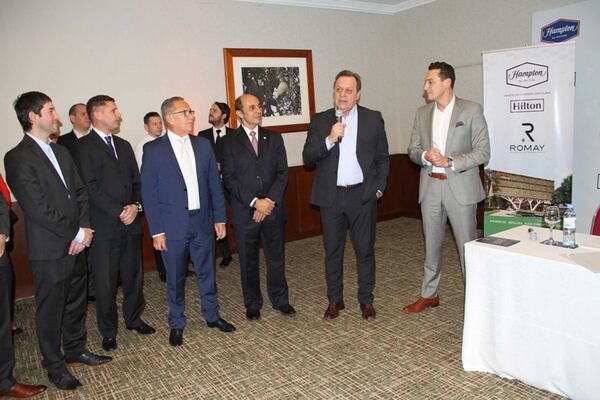 El ministro de Turismo Gustavo Santos estuvo presente en el acto de firma de la franquicia.