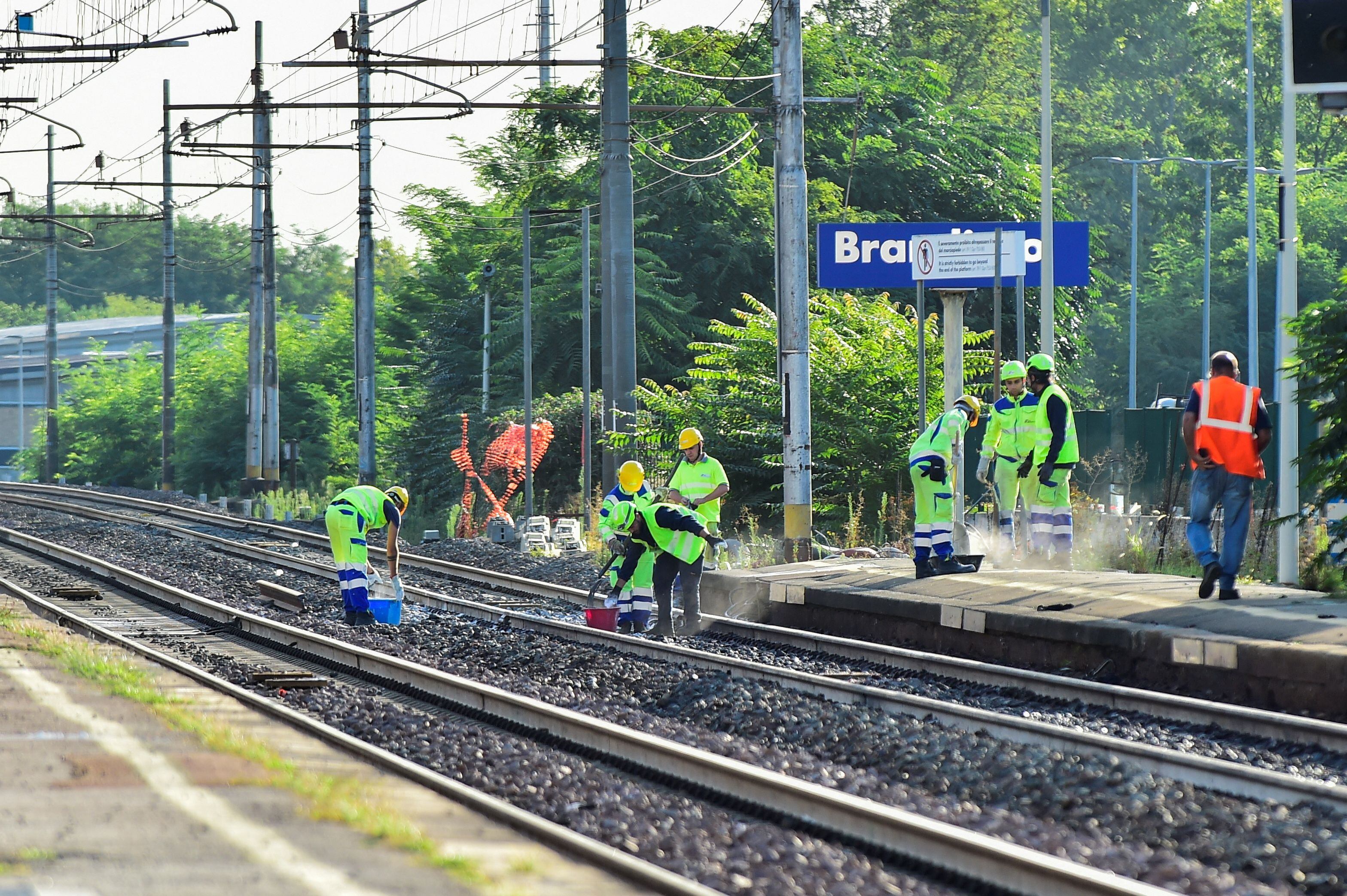 Funcionarios trabajan en las vías del tren en el lugar de un accidente (REUTERS/Massimo Pinca)