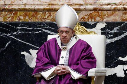 El papa Francisco ya se vacunó contra el coronavirus con la dosis de Pfizer. El Vaticano emitió una comunicación en la que da vía libre a todos los feligreses a vacunarse con la marca que consideren (Reuters)