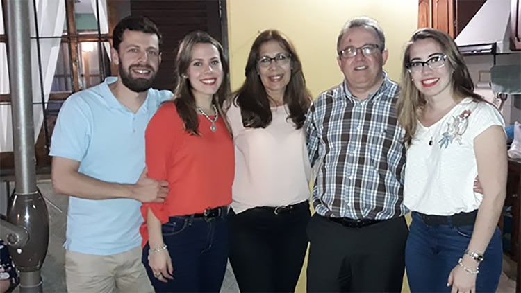 Junto a su familia en Corrientes. â€ Me gustarÃ­a que se resalten el valor y el heroÃ­smo de mis soldados que murieron en Malvinas. TambiÃ©n quiero que se cuente el honor y la valentÃ­a de Jorge AgustÃ­n EcheverrÃ­a, el oficial del Regimiento Cuatro. Ã‰l fue para mi un ejemplo en pleno combateâ€, pidiÃ³