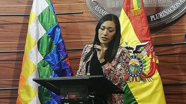 La senadora Adriana Salvatierra es otra de las posibles candidatas por el MAS