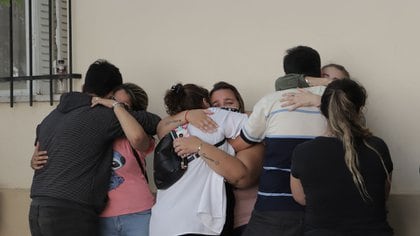 Sin consuelo: familiares, amigos y vecinos de Úrsula se abrazan tras salir de la sala velatorio