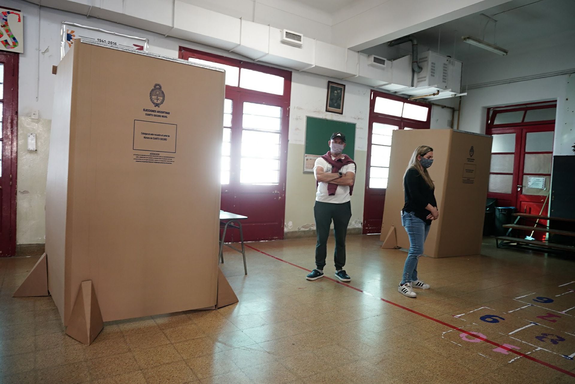 Protocolo COVID-19 - Votaciones PASO 2021 - Gente votando - Gente haciendo filas votación