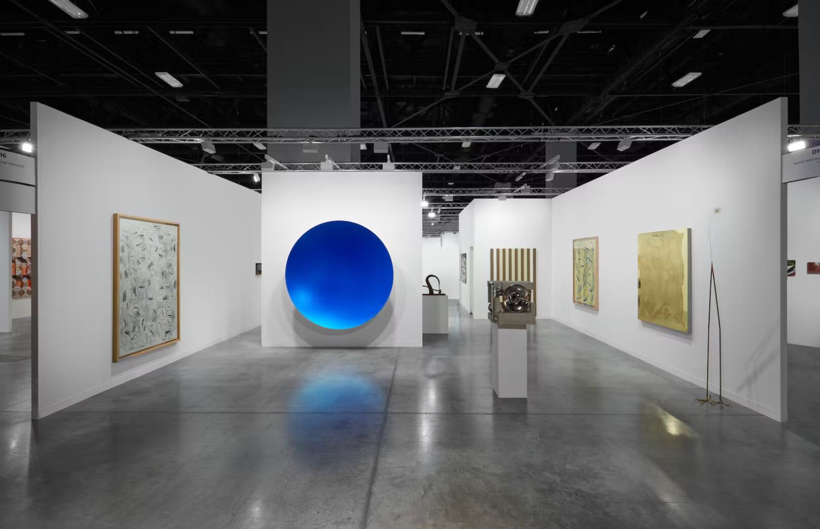 Vista de varias obras en el Stand de Kamel Mennour en Art Basel Miami Beach