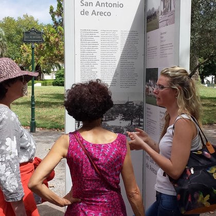 Sarah mostrando San Antonio de Areco a un grupo de turistas 