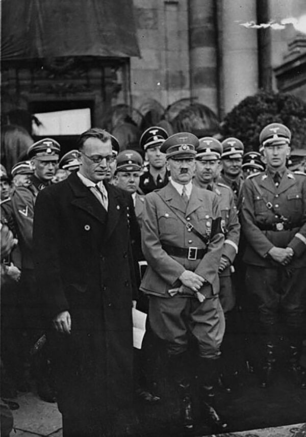 Seyß-Inquart, Adolf Hitler, Heinrich Himmler, y Heydrich en Viena, tras el Anschluss (marzo de 1938).