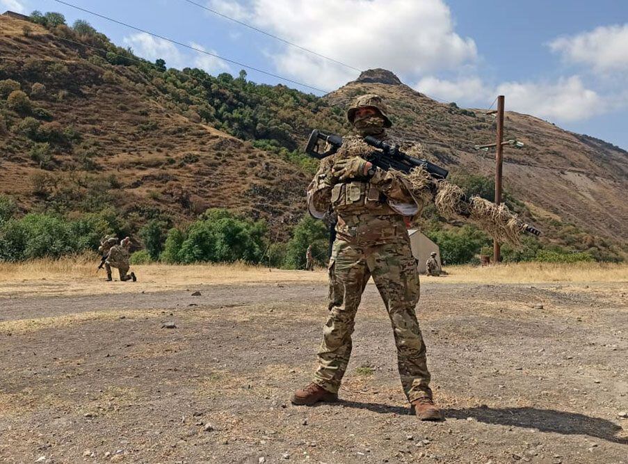 Militares de Azerbaiyán controlan el paso fronterizo en Lachín, Nagorno-Karabaj, sin dejar pasar alimentos o medicina a la población armenia (Europa Press)