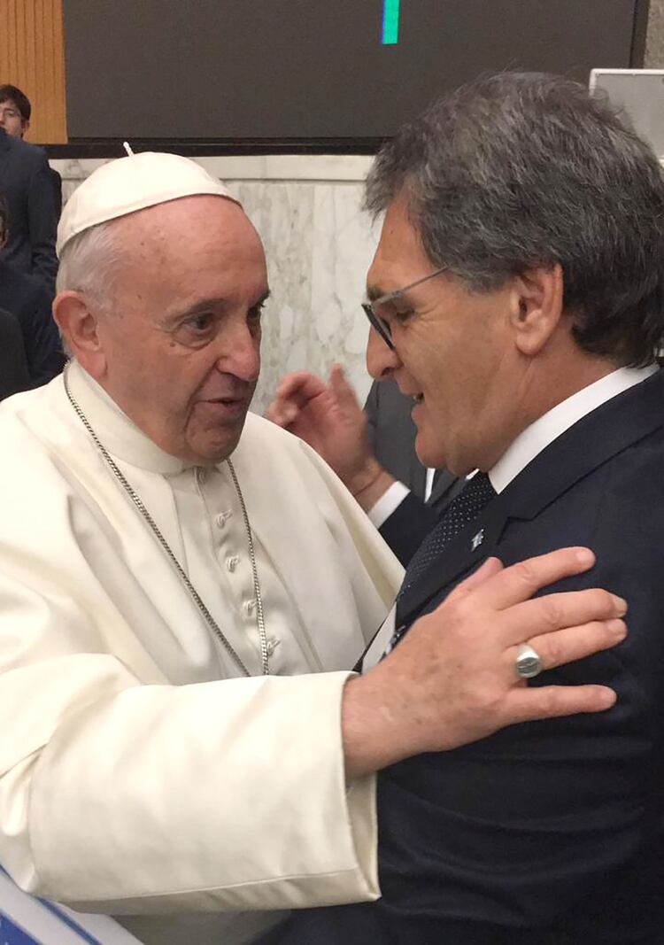 El papa Francisco saluda a Claudio Avruj