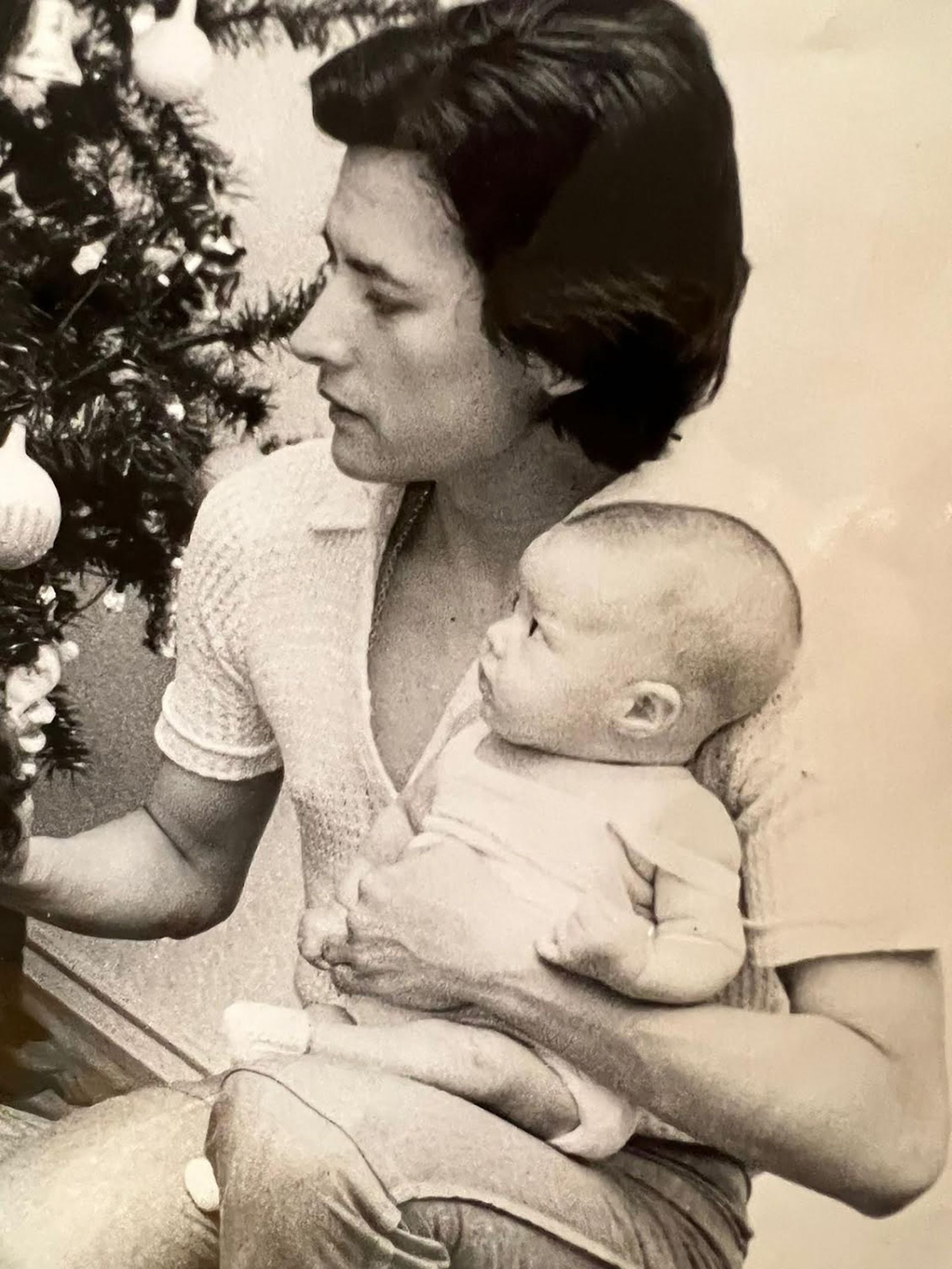 Julieta Ortega en brazos de su papá, Ramón Palito Ortega, con tan solo dos meses