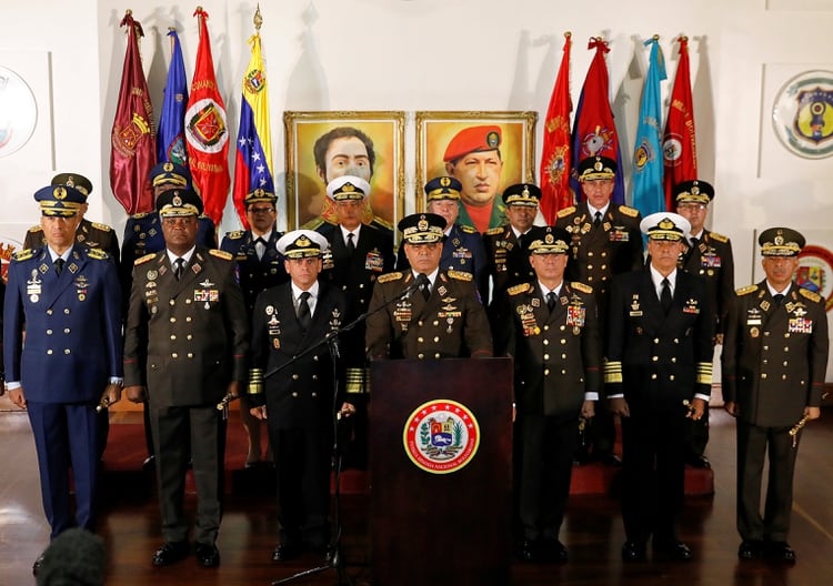 En esta fotografía publicada por la oficina de prensa del Ministerio de Defensa venezolano, el ministro Vladimir Padrino López pronuncia un mensaje de apoyo al presidente venezolano Nicolás Maduro, en Caracas, Venezuela, el jueves 24 de enero de 2019 (REUTERS/Manaure Quintero)