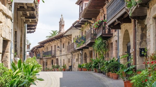 La localidad de Cantabria en España reúne a un pequeño pueblo como Santander, que cada vez es más elegido por turistas (Getty Images)