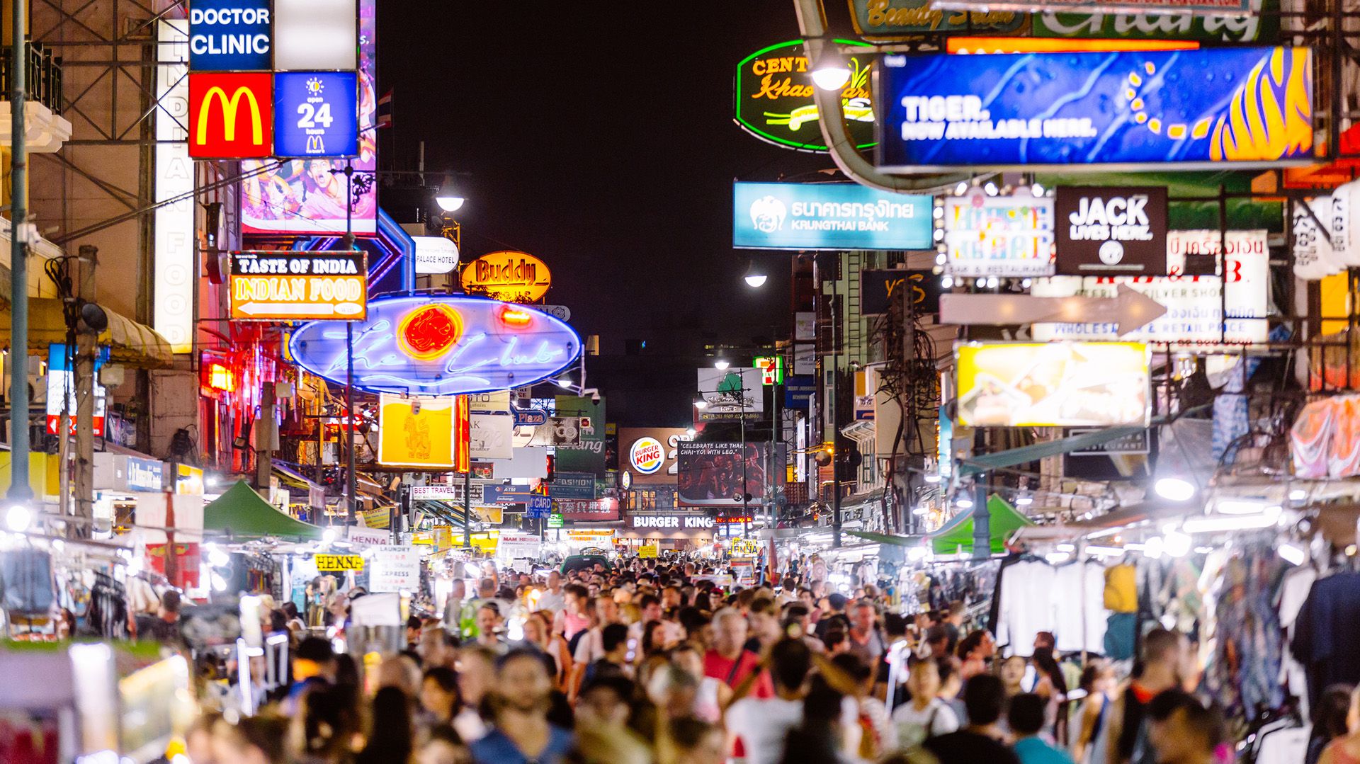 Esta parte de Bangkok suele ser muy concurrida por turistas y ciudadanos que van de compras o de paseo, generando grandes aglomeraciones (Getty)