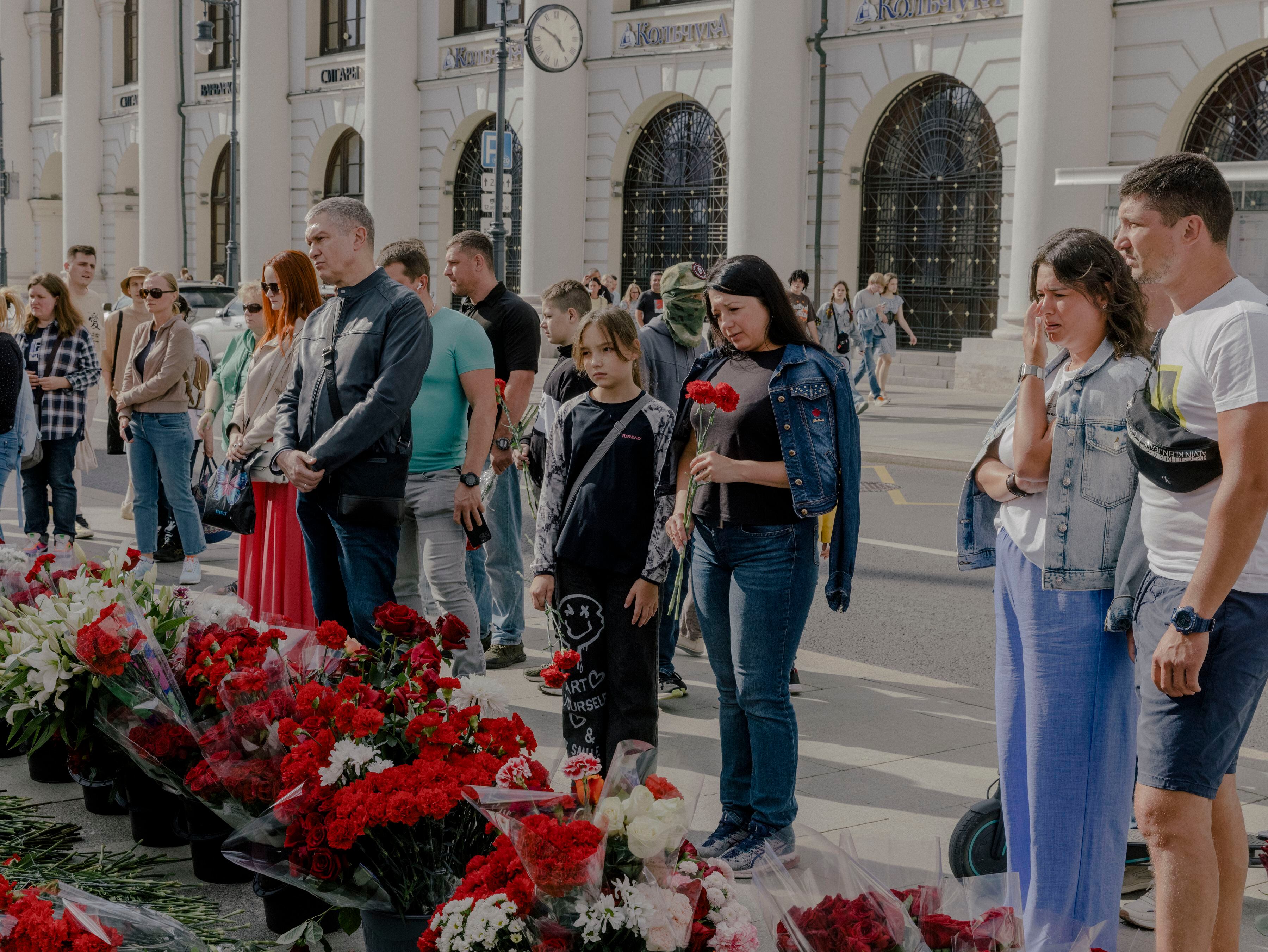 Monumento improvisado tras la muerte de Yevgeny Prigozhin, fundador del grupo mercenario Wagner, cerca de la Plaza Roja de Moscú (Nanna Heitmann/The New York Times)