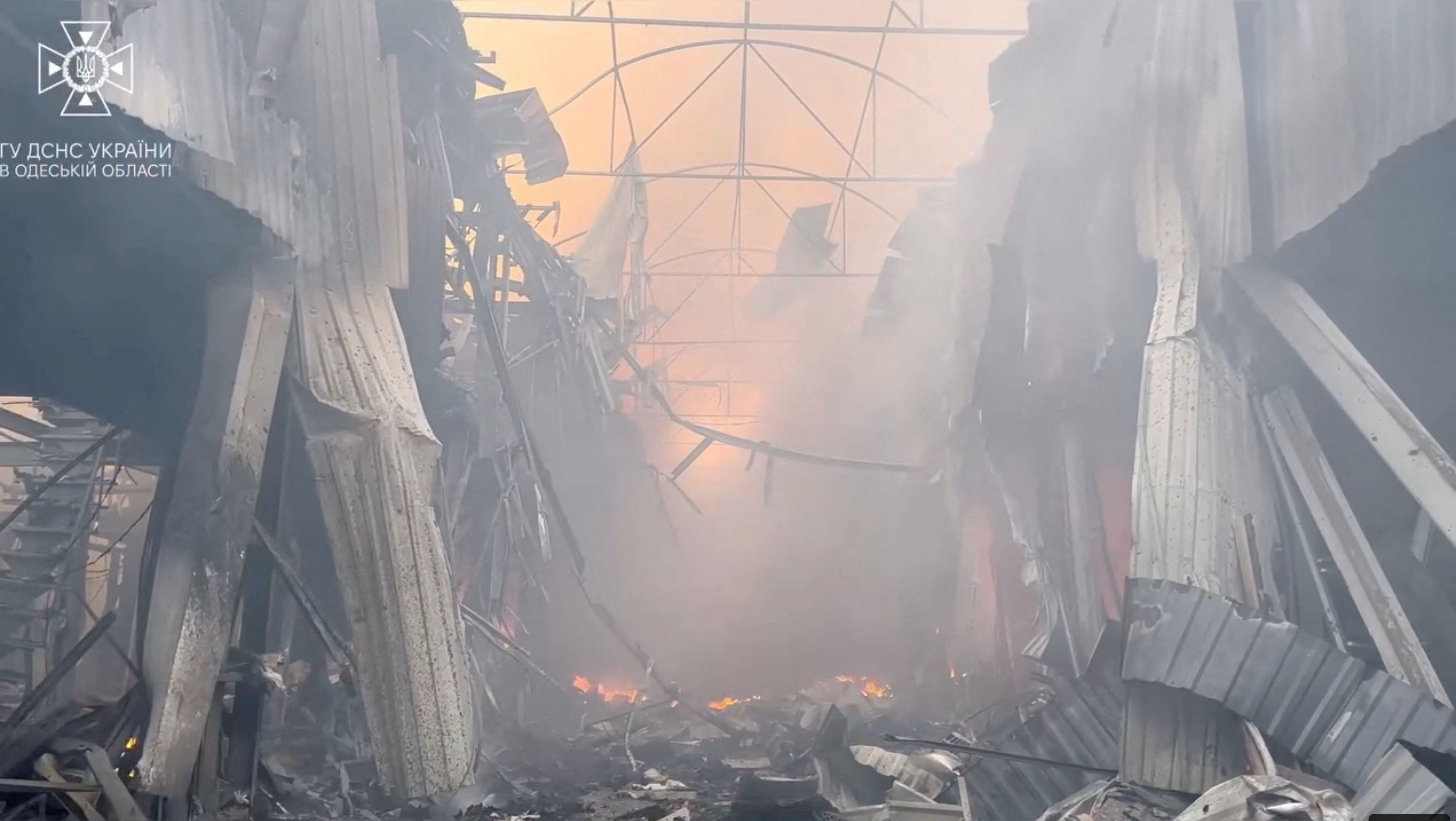 El ataque provocó además un incendio en la zona portuaria (Servicio Estatal de Emergencia de Ucrania en la región de Odesa a través de Facebook/Reuters)