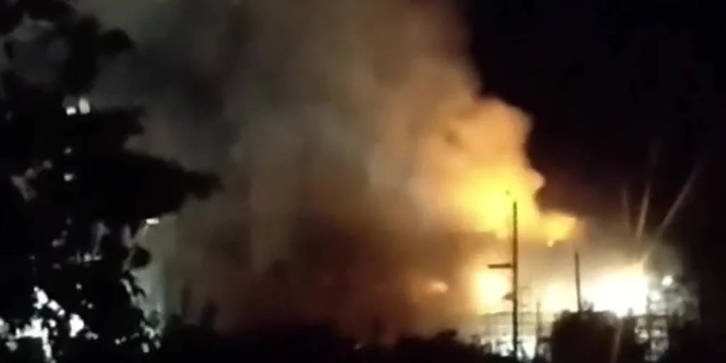 Explotó una caldera de la empresa Atanor en San Nicolás: incendio, humo y contaminación