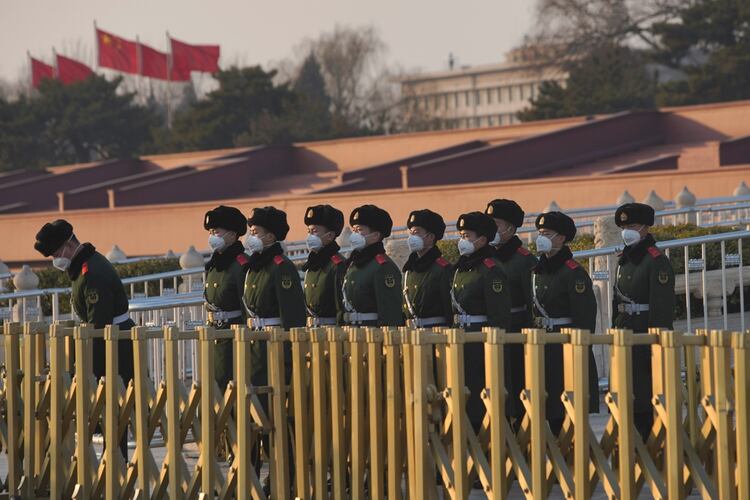 Oficiales de las fuerzas de seguridad montan guardia frente a la Puerta de Tiananmen, en Beijing, cubiertos con máscaras (REUTERS/Stringer)