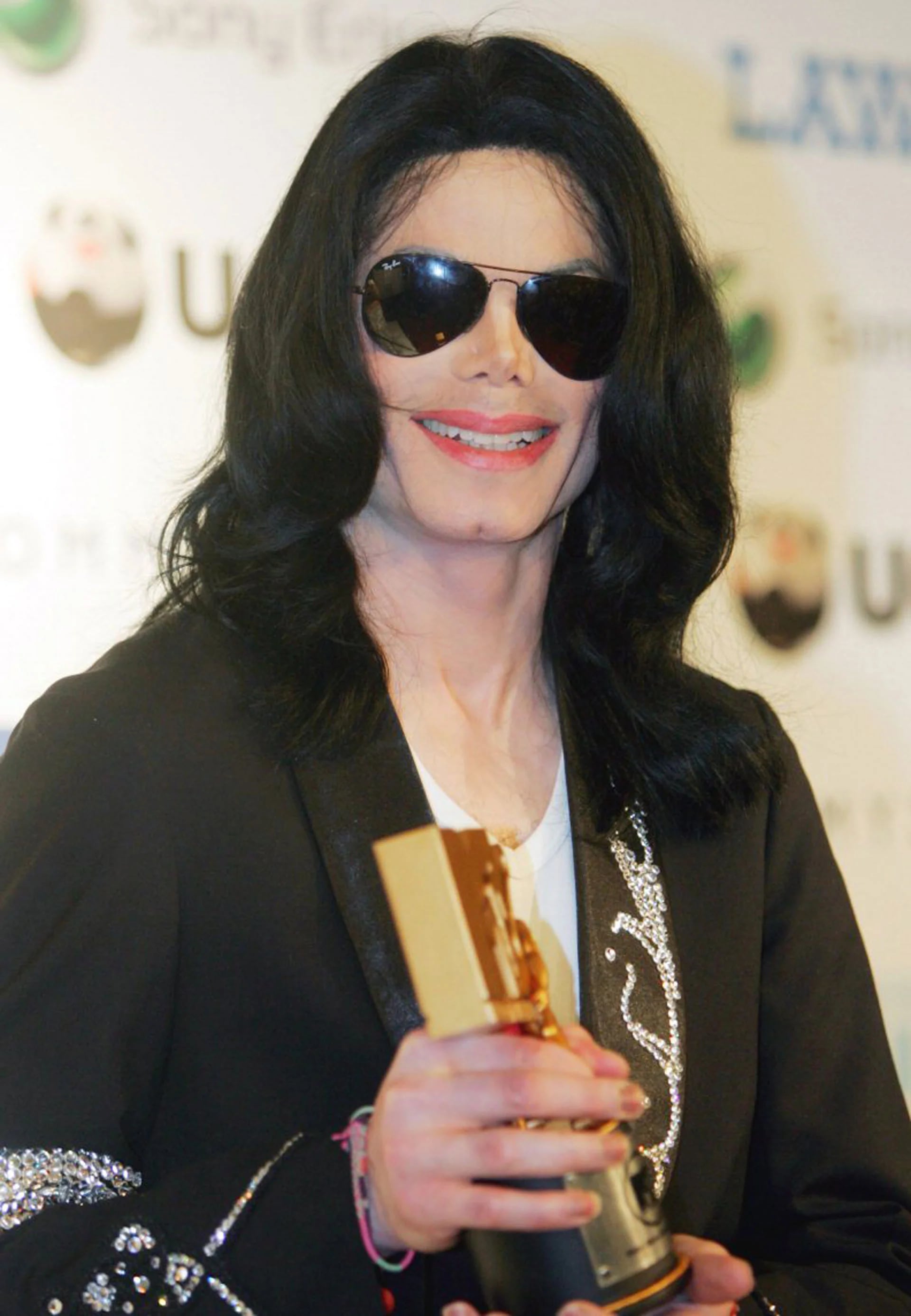 Michael Jackson, muy sonriente en la conferencia de prensa de los MTV Video Music Awards en Japón (Mayo del 2006)