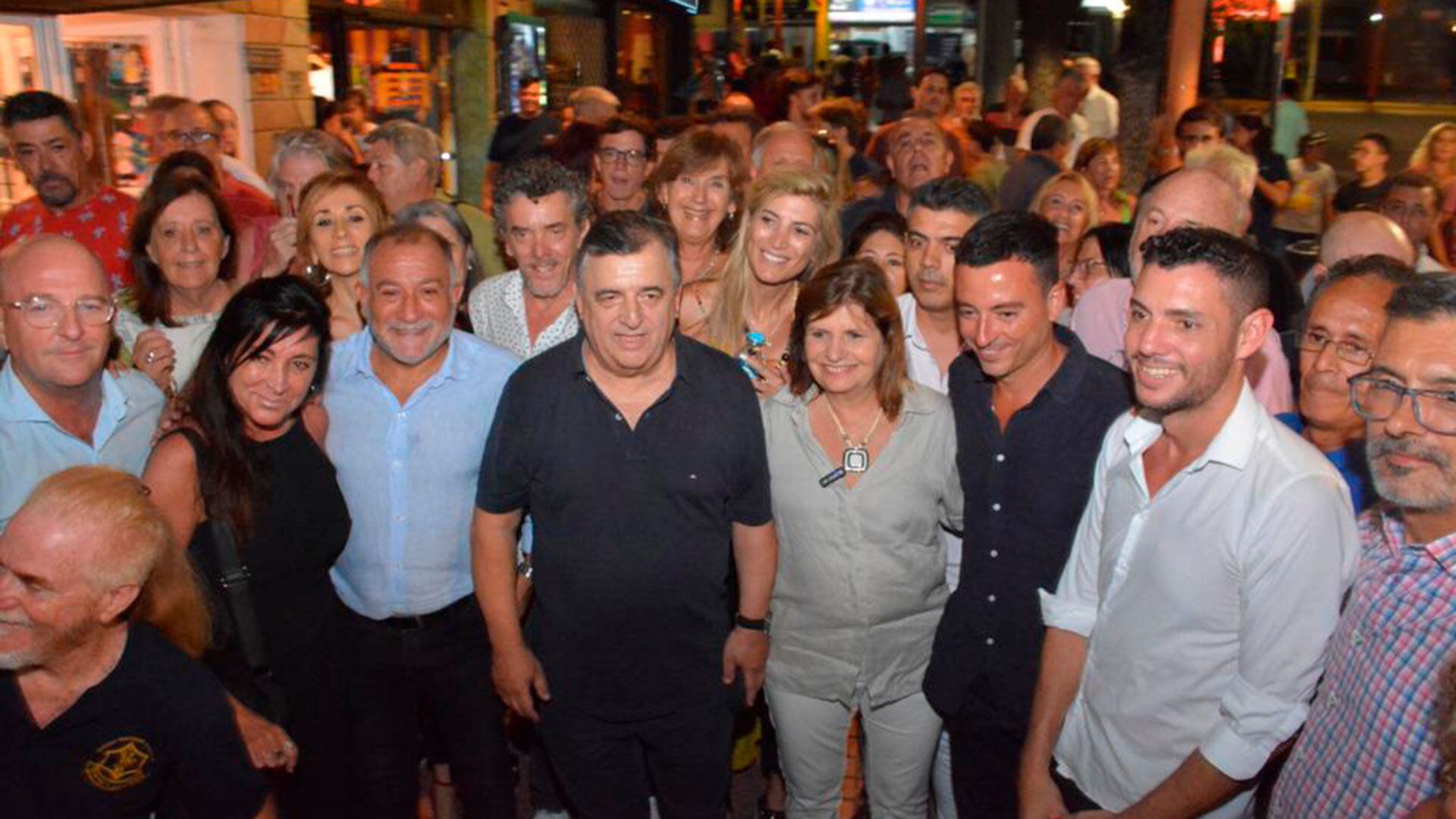 Patricia Bullrich compartió una foto unitaria con todos los candidatos y dirigentes principales de Juntos por el Cambio en Córdoba