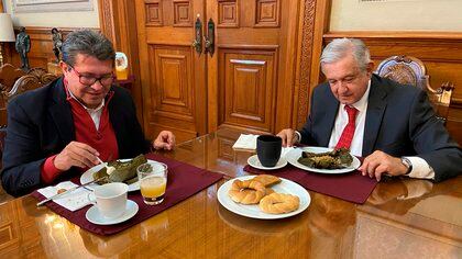 El presidente Andrés Manuel López Obrador (d) durante una comida junto al líder del Senado de la República, Ricardo Monreal (Foto: EFE/ Presidencia México)
