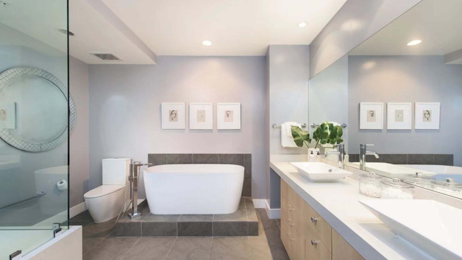 La vivienda cuenta con tres baños, cuya sobria decoración les permite lucir ambientes modernos y elegantes (Zillow)