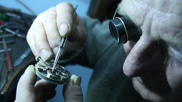 Entre otras, presenta el trabajo de un maestro relojero de Estambul que revive piezas del siglo XIX