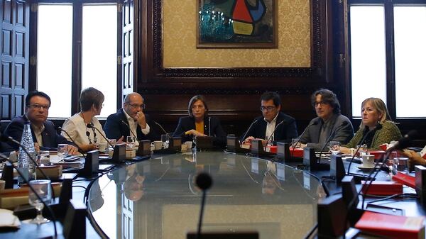Forcadell junto a otros parlamentarios en una reunión tras la disolución del órgano legislativo (AP)