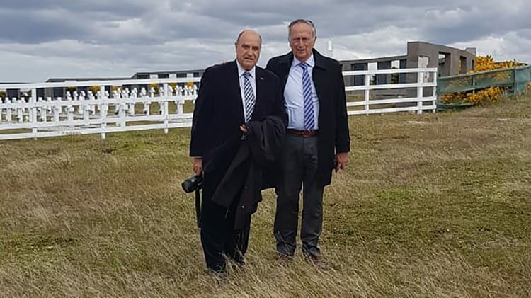 Roberto Curilovic en Darwin, junto a Miguel Acevedo