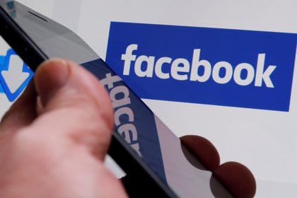 Facebook es la red social digital más grande (Foto: REUTERS/Regis Duvignau/File Photo)