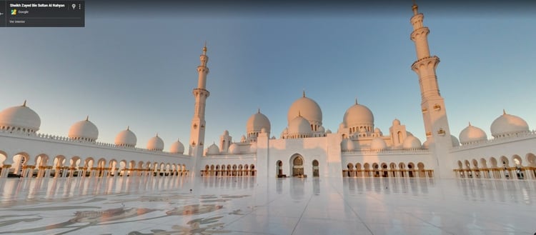 La mezquita Sheikh Zayed en Abu Dabi fue nombrada así en honor al primer presidente de Emiratos Árabes.