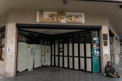El mítico Café La Paz, en Corrientes 1593, cerró sus puertas definitivamente durante la pandemia. (Foto: Franco Fafasuli)