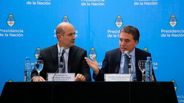 El ministro de Hacienda, junto al presidente del Banco Central, Federico Sturzenegger, en la conferencia de prensa donde anunciaron el acuerdo con el FMI.