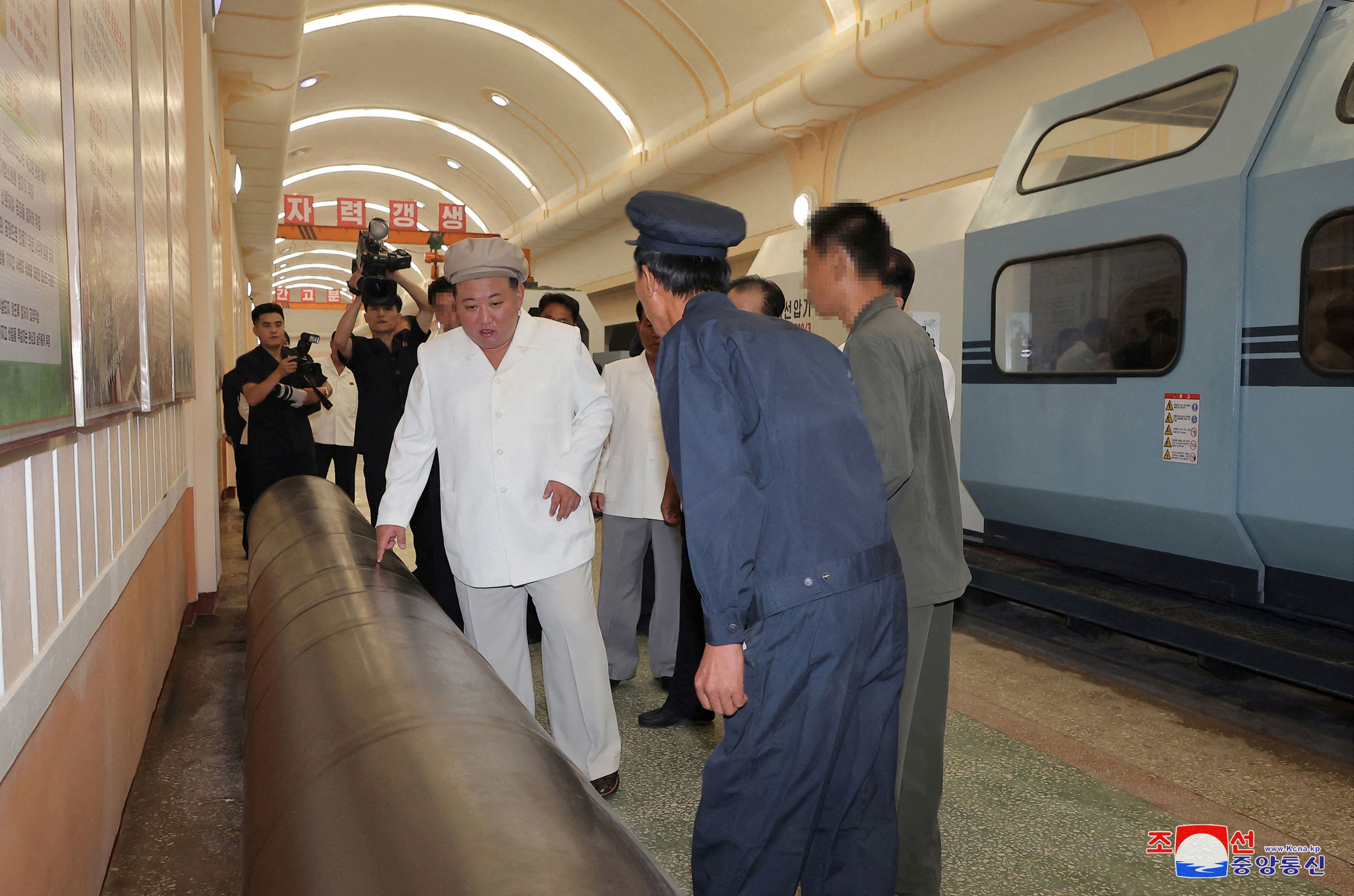 EL dictador Kim Jong-un prometió reducir los tiempos de procesamiento de los tubos propulsores y aumentar la velocidad de fabricación (Reuters)