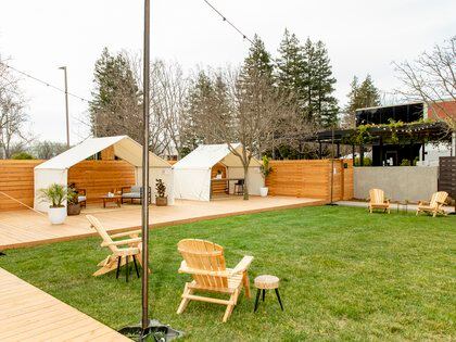 Un espacio al aire libre, llamado Campamento Charleston, que se está probando para reuniones de equipo en el campus de Google en Mountain View, California, el 3 de marzo de 2021. (Cayce Clifford/The New York Times).