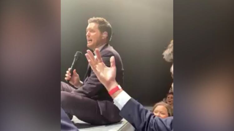 Michael Bublé sorprendió al ofrecerle el micrófono a un fan