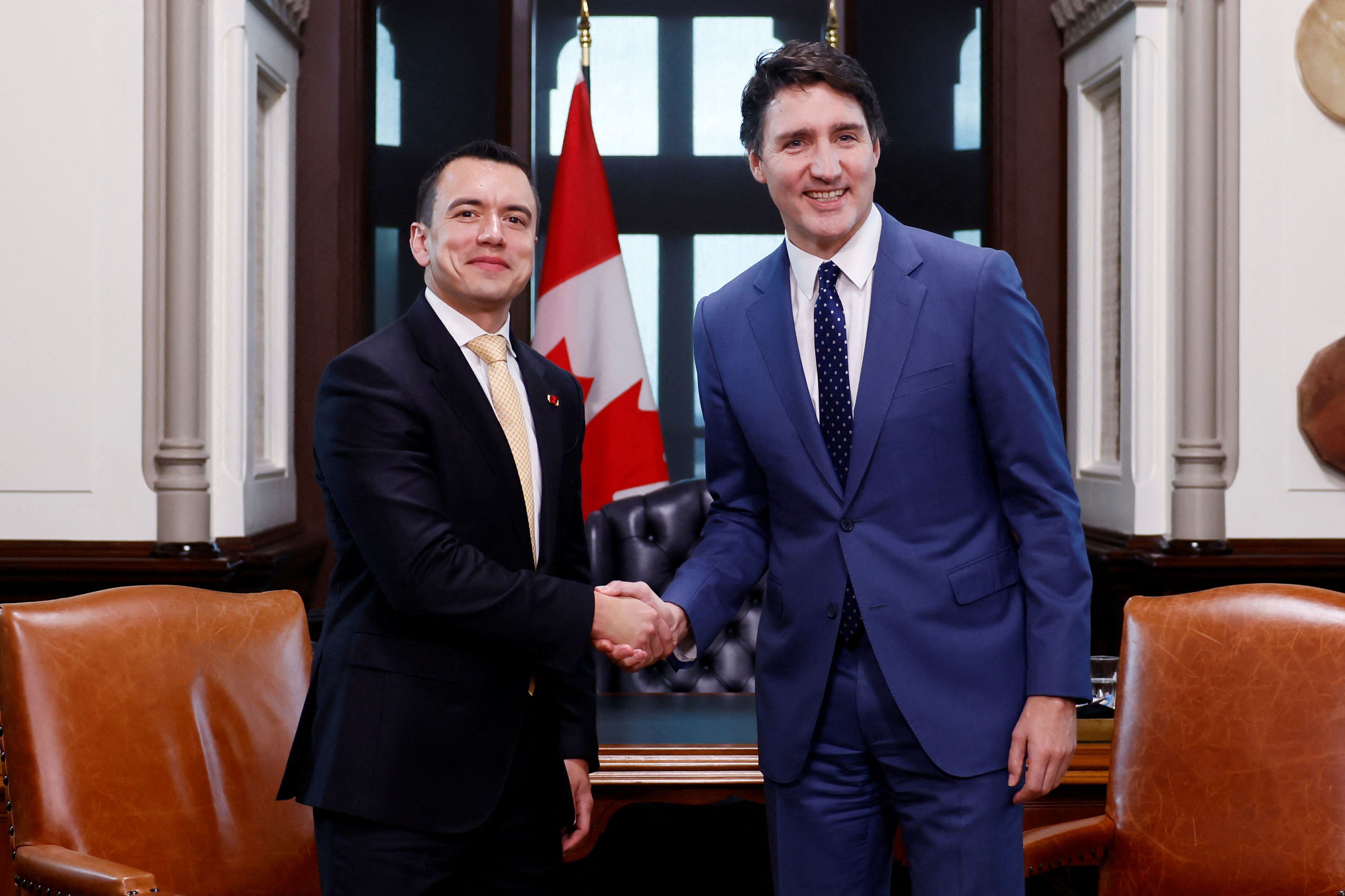 El presidente Daniel Noboa y el prime ministro canadiense, Justin Trudeau. (REUTERS/Blair Gable)