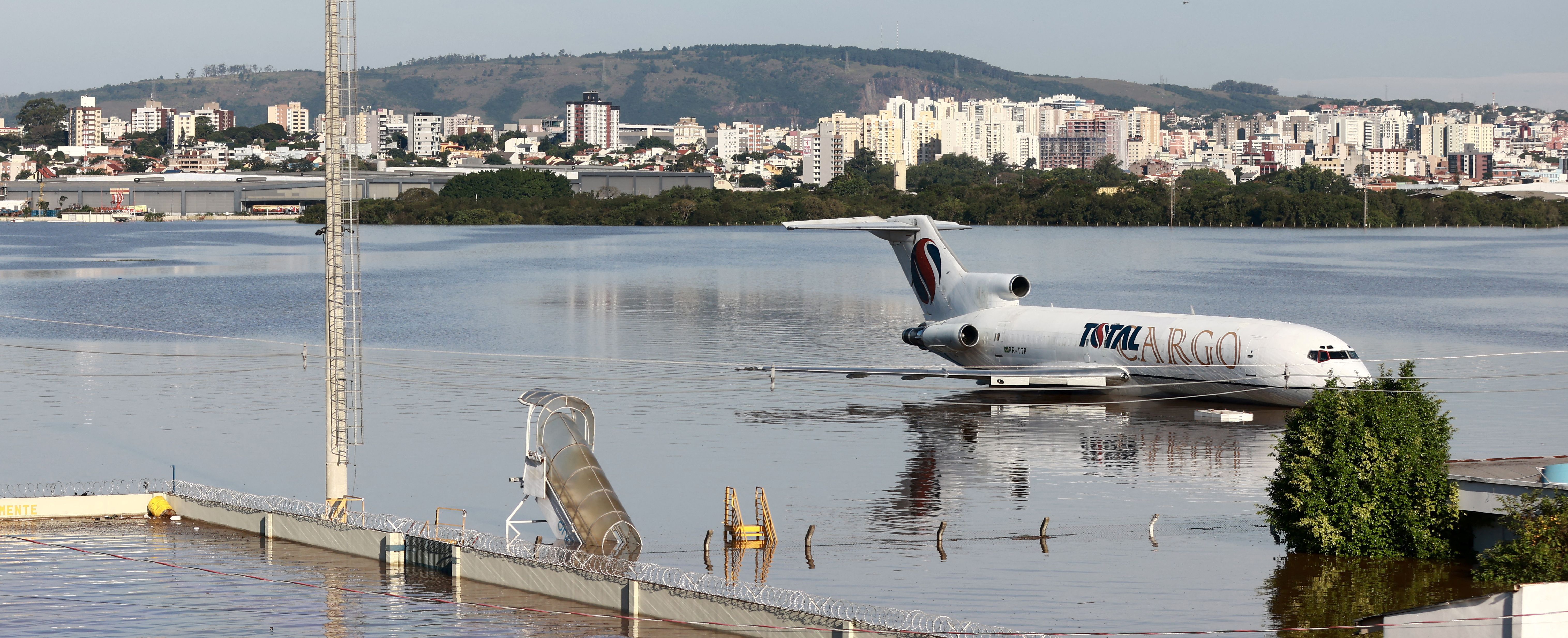 El aeropuerto de Porto Alegre bajo el agua